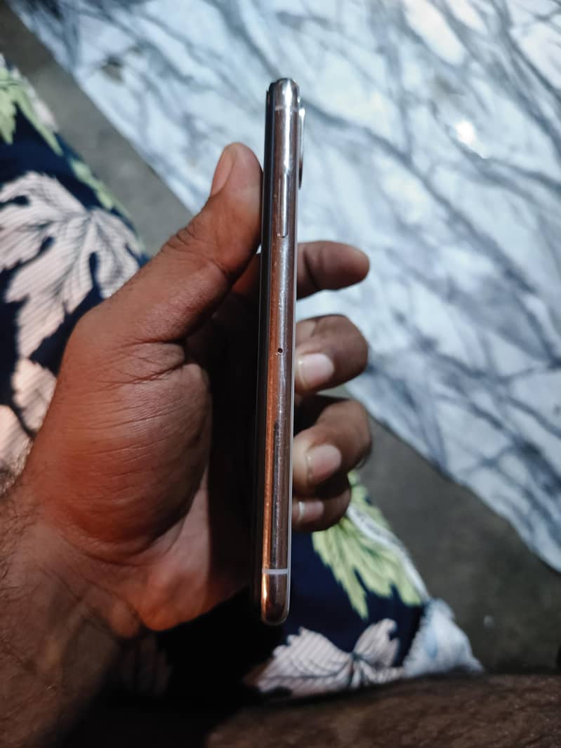 Apple iPhone X 4