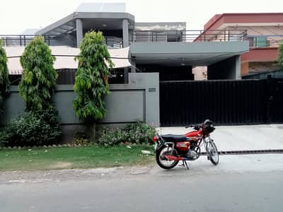 One Kanal Corner Used Modern Design Most Beautiful Bungalow For Sale At Prime Location Of DHA Lahore Near To Park & Commercial Market.