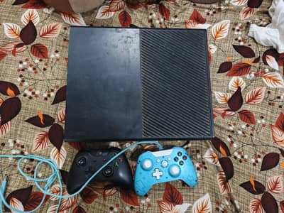 Xbox one 500gb with 2 controllers