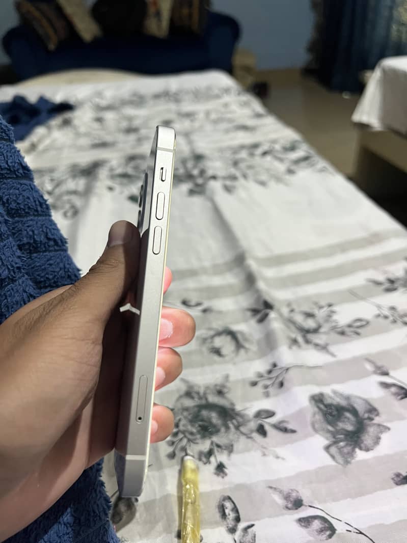 Apple iPhone 12 4