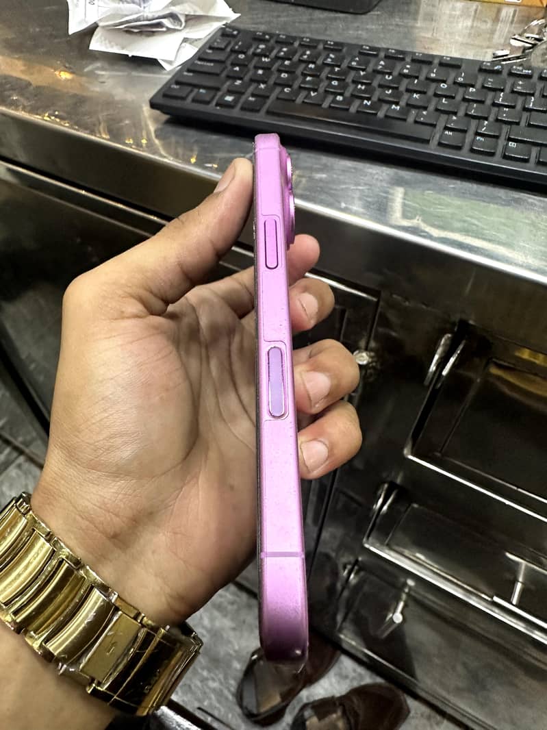 Apple iPhone 16 2