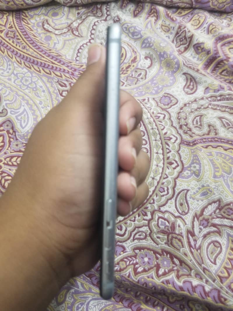 Apple iPhone 6S 4