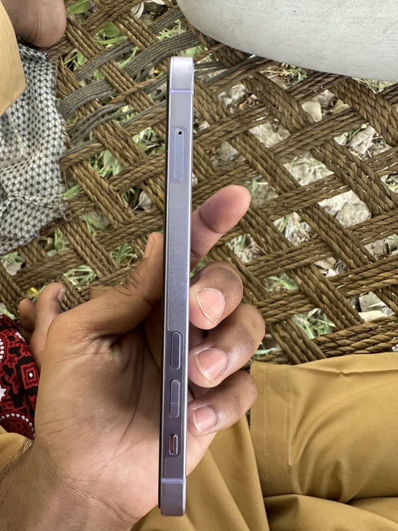 Apple iPhone 12 4