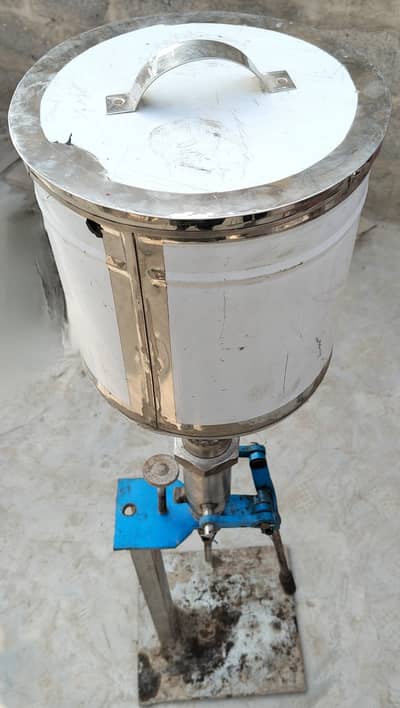 Liquid filling machine