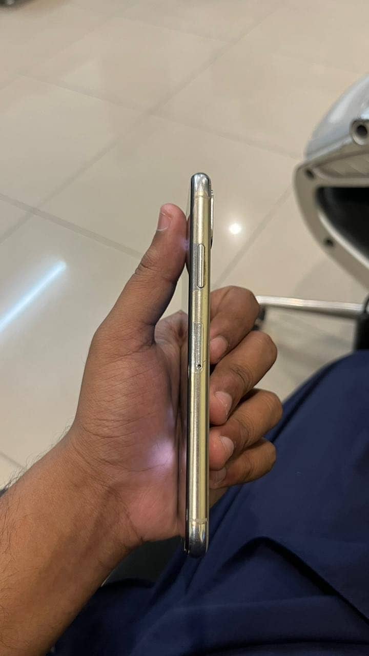 Apple iPhone X 4