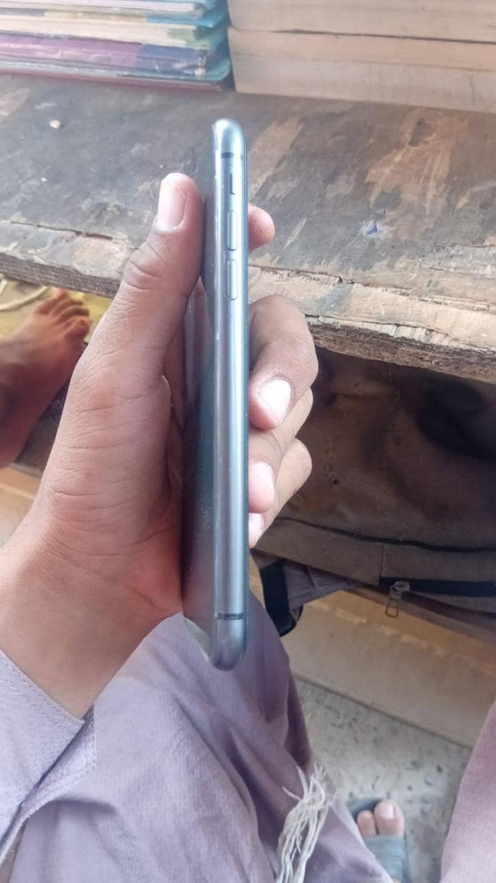 Apple iPhone 11 4