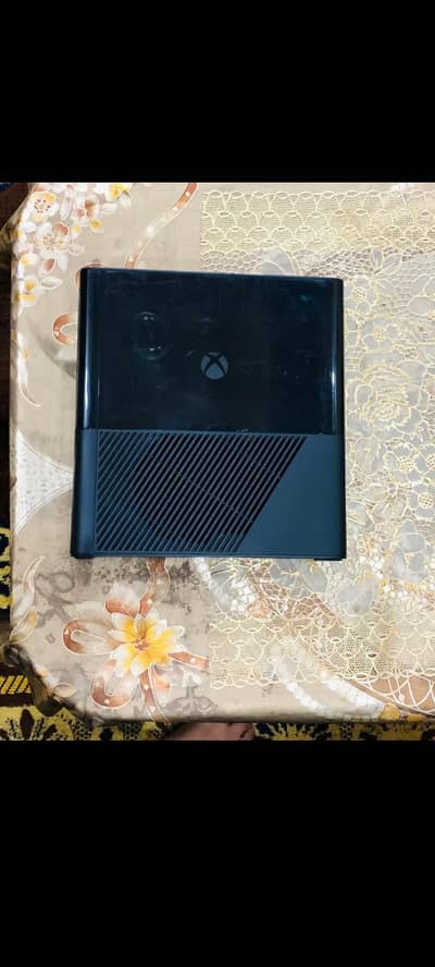 xbox 360 slim 2 cotroller 85+games