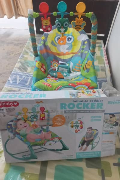 Baby rocker/bouncer  with safety belt