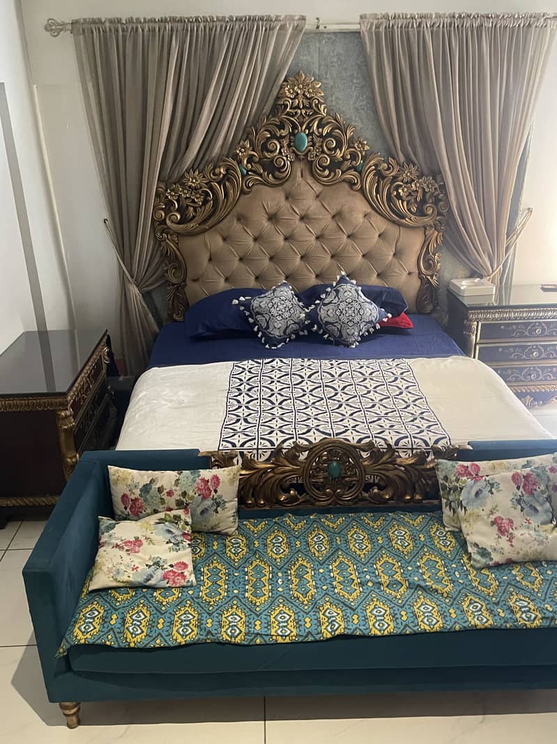King size bed 0