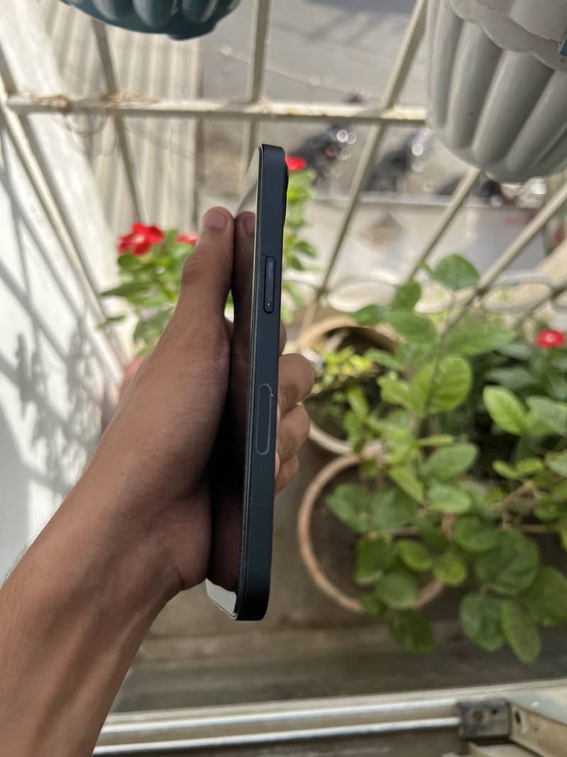 iPhone 13 4