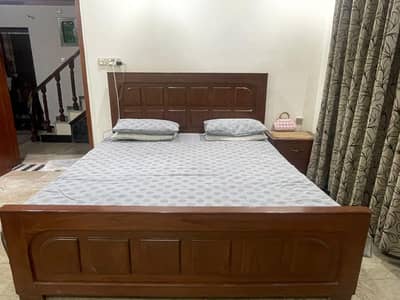 king size wooden bed