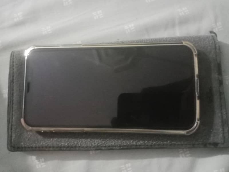 Apple iPhone X 4