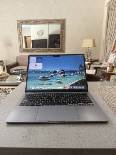 Macbook Air M2 8/256 GB + Charger 10/10