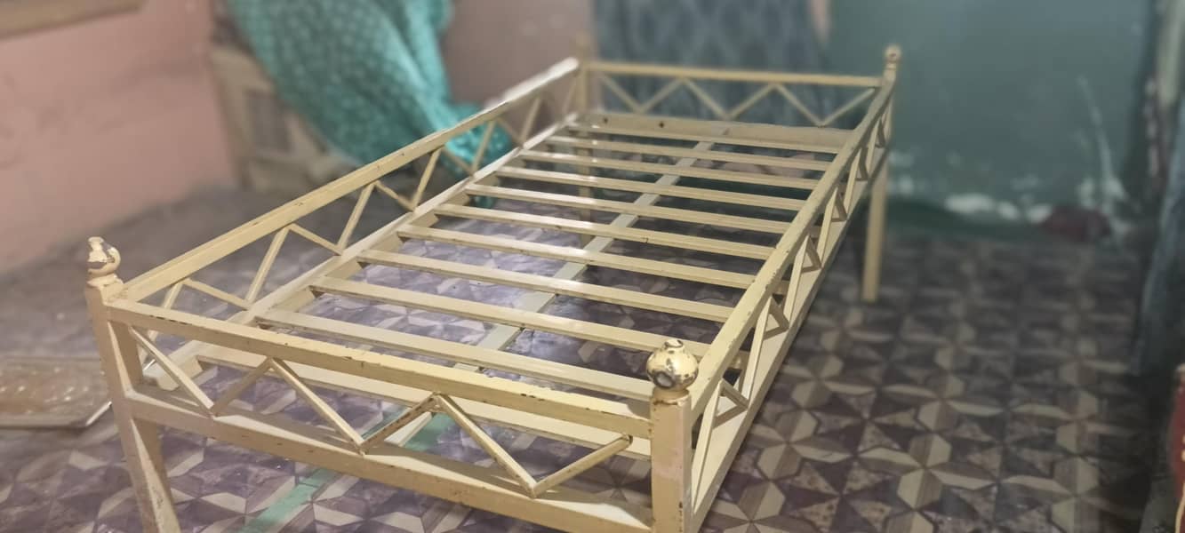 single iron bed 0