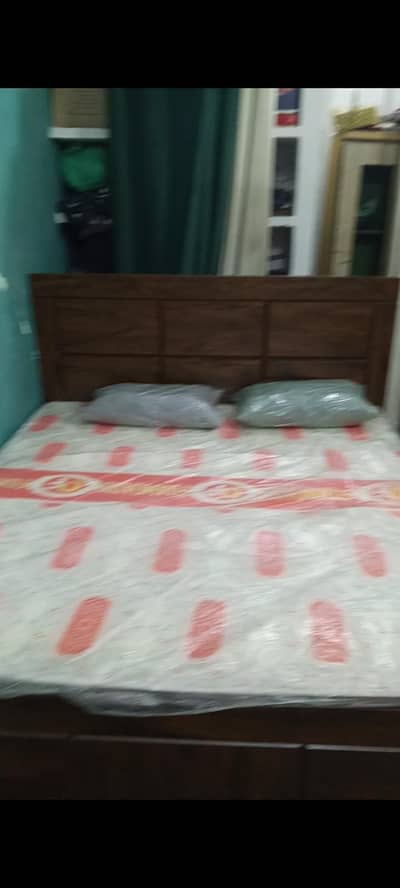 bed set new hai bs Thora SA use kia hua hai