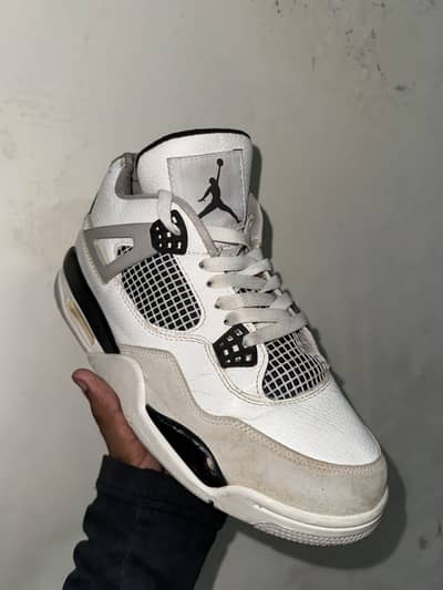 Air Jordan 4 Retro "Military Black".