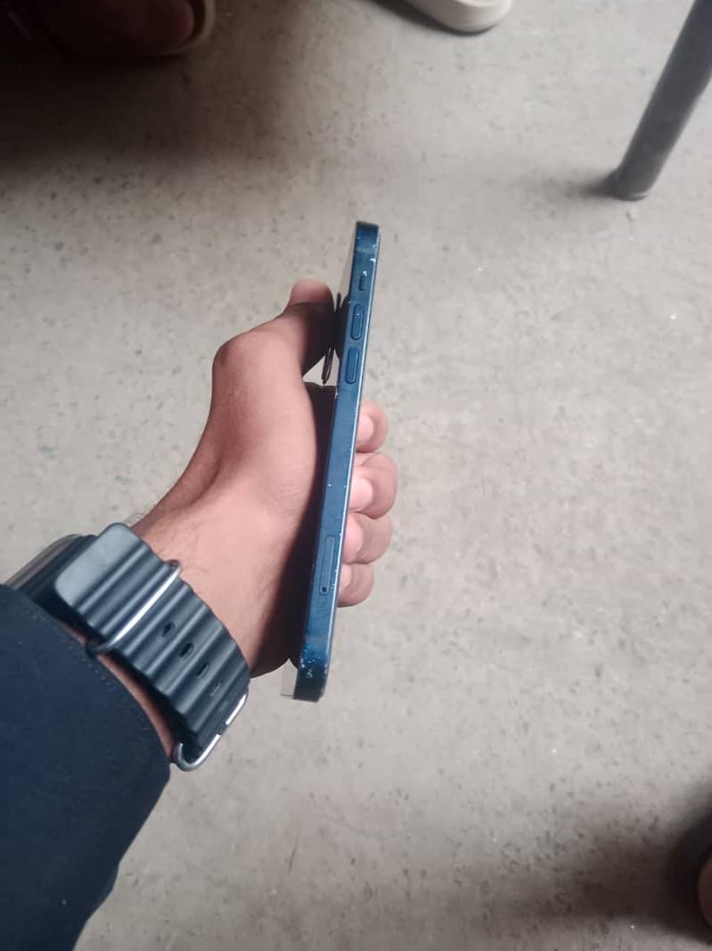 Apple iPhone 12 4