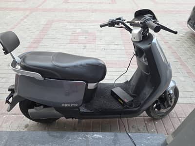 Yadea E8S Pro Electric Scooter | Excellent Condition |
