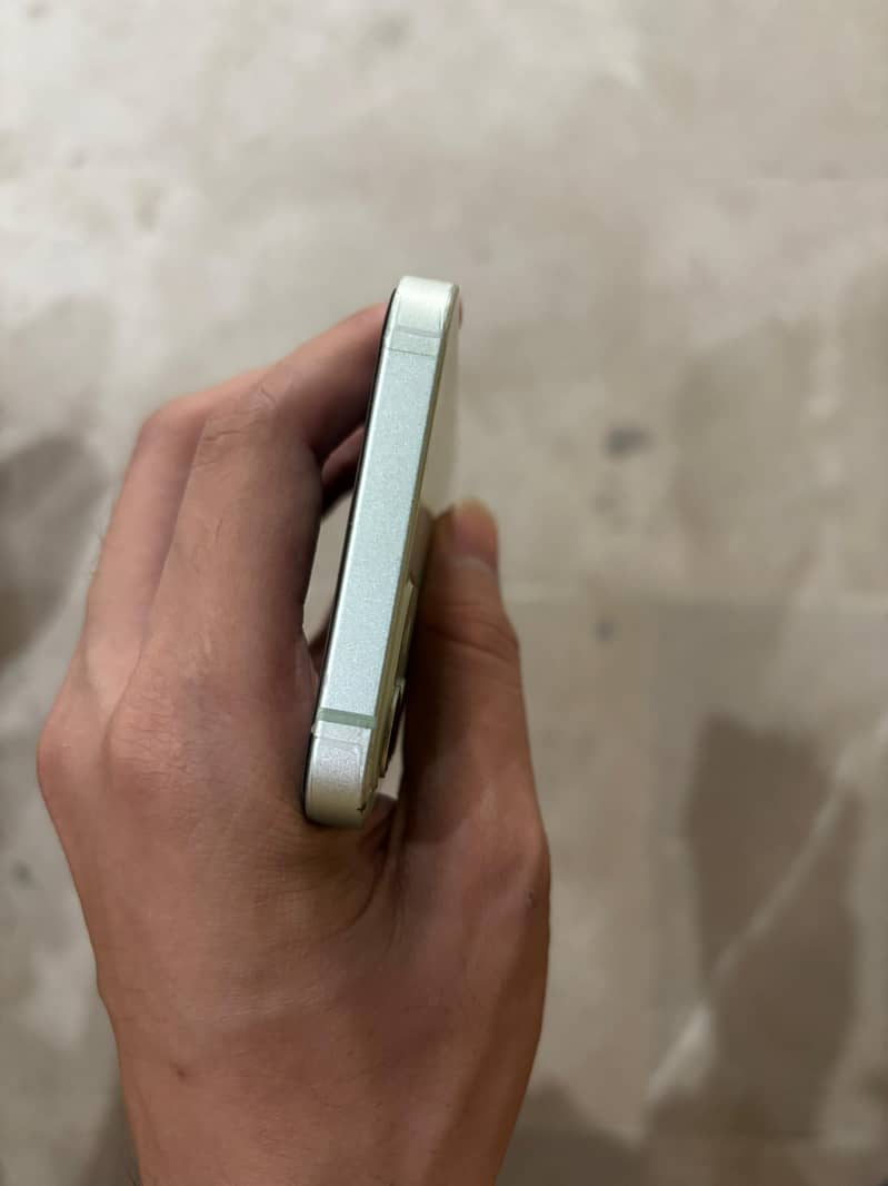 Apple iPhone 12 4