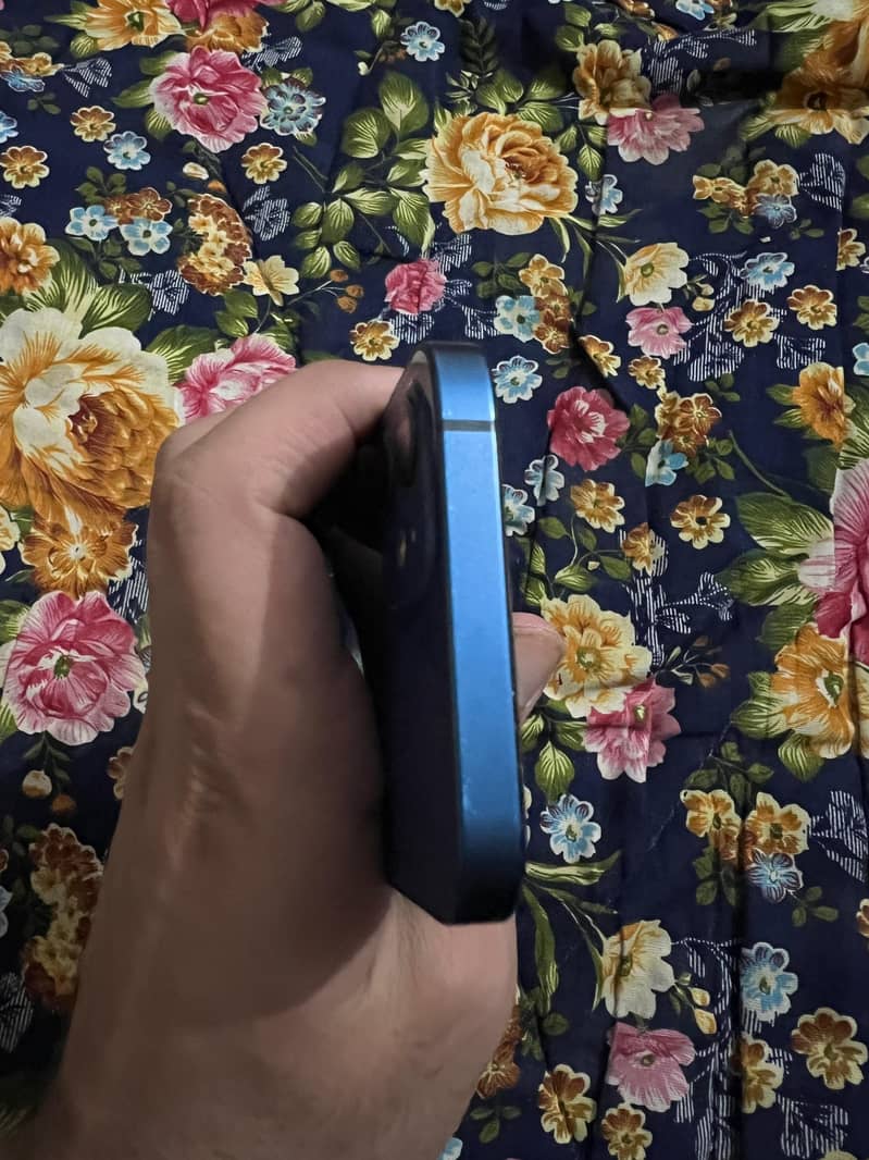 Apple iPhone 12 4