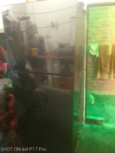 Singer ka fridge ha Glass door good condition