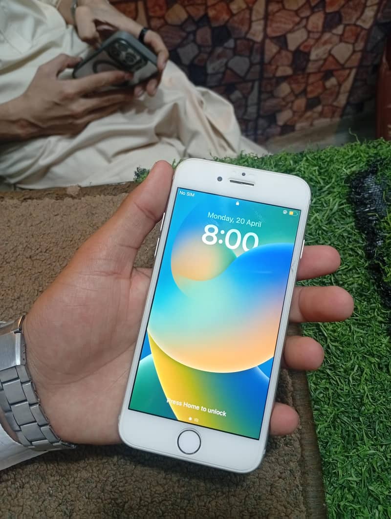 iPhone 8 0