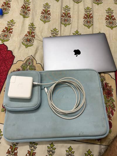 Macbook pro touchbar edition 16/256 i5