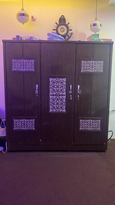 three door  wardroob