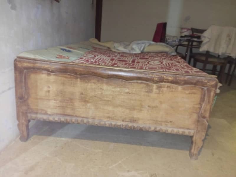Queen size bed 1