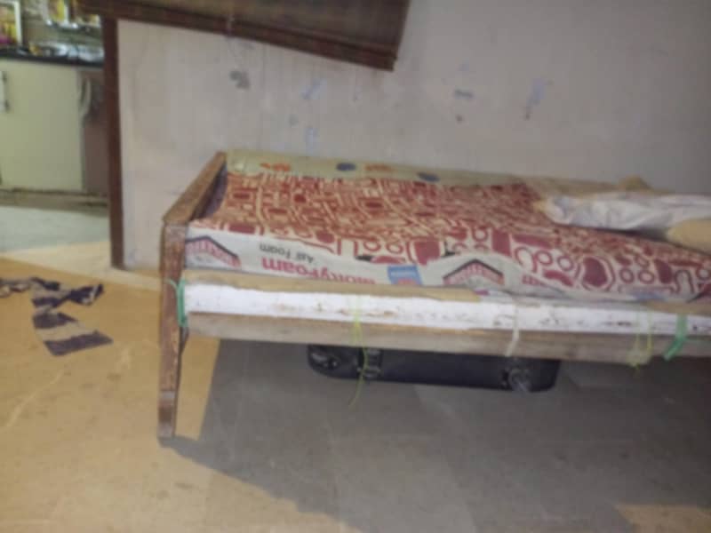 Queen size bed 2