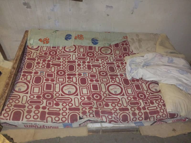 Queen size bed 3
