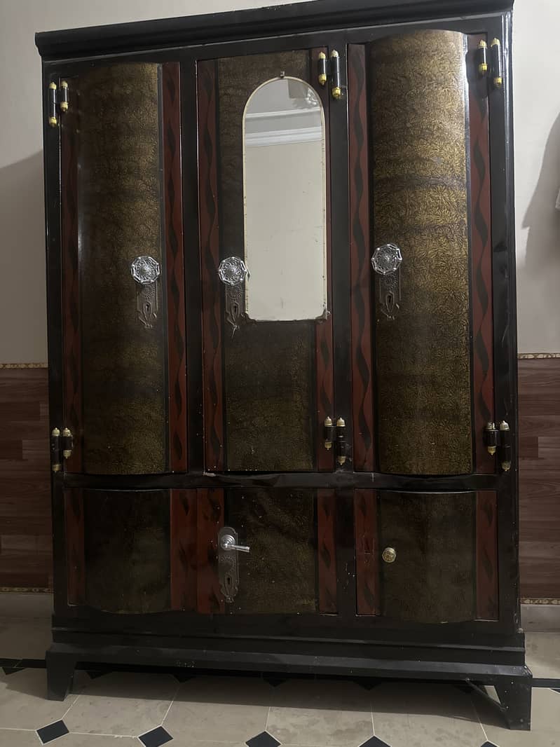 Almari 0