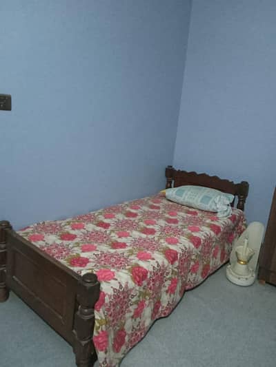 single wooden bed