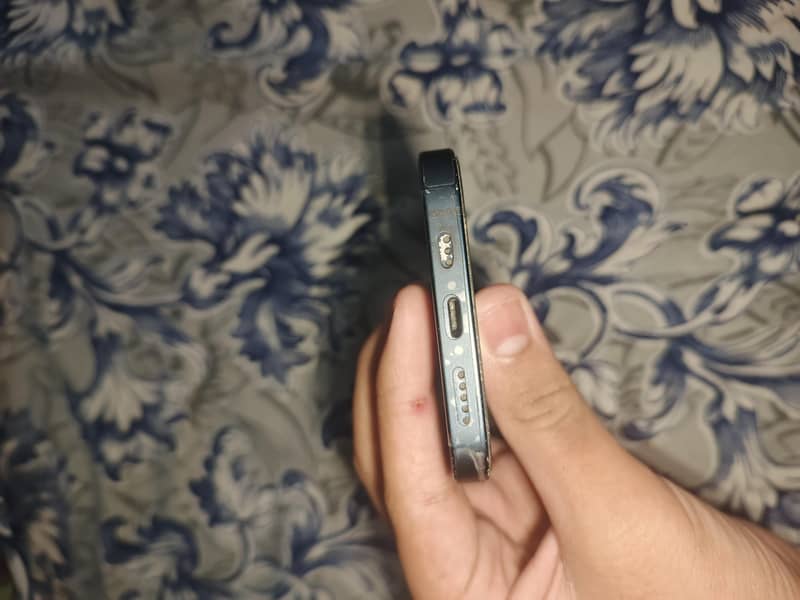 Apple iPhone 13 4