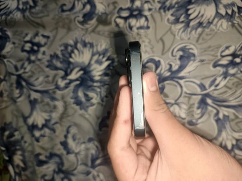 Apple iPhone 13 5