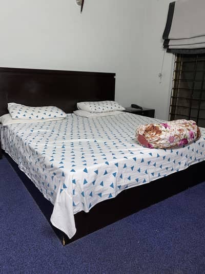 (Full package) King Size bed with 2 sidetables and dresseing table