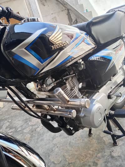 new Honda 125 black Bio metric available on the spot