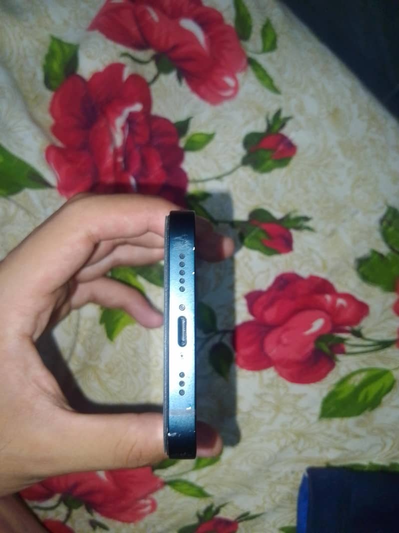 Apple iPhone 13 5