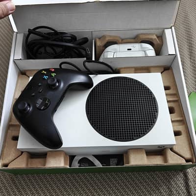 Xbox Series S 512gb With Extra controller and rechargeable batteries