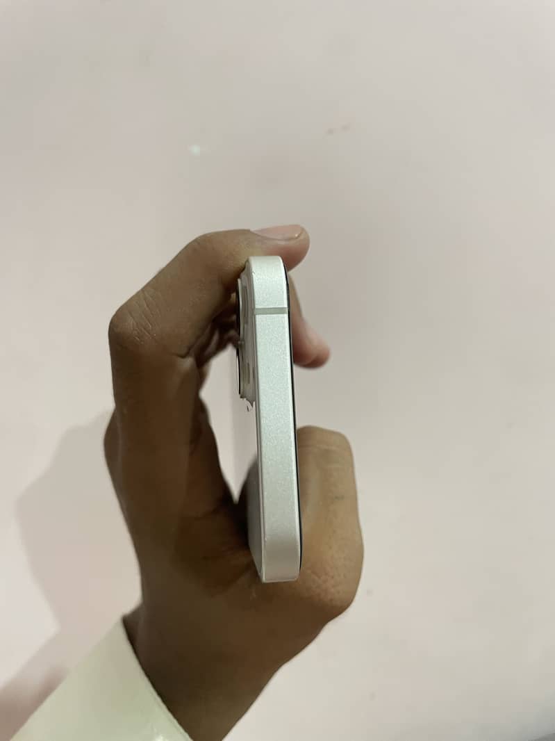 Apple iPhone 13 2