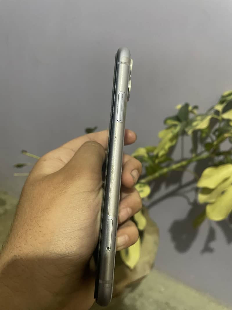 iPhone 11 3