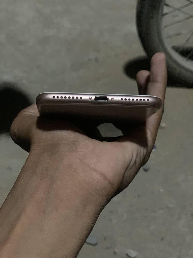 Apple iPhone 8 Plus 4