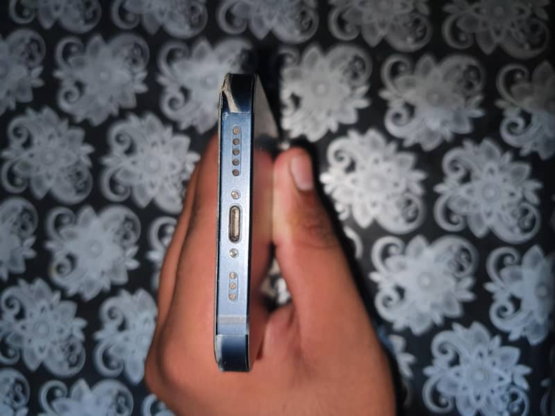 Apple iPhone 12 4