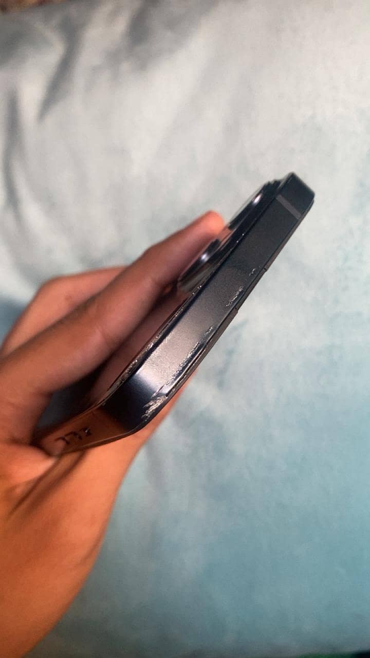 iPhone 13 4