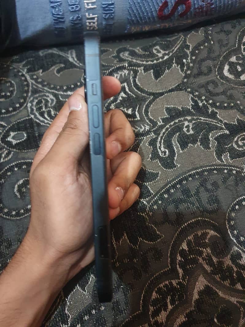 Apple iPhone 13 1
