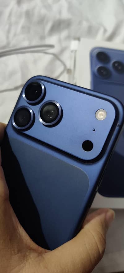 Iphone 17 pro max deep blue