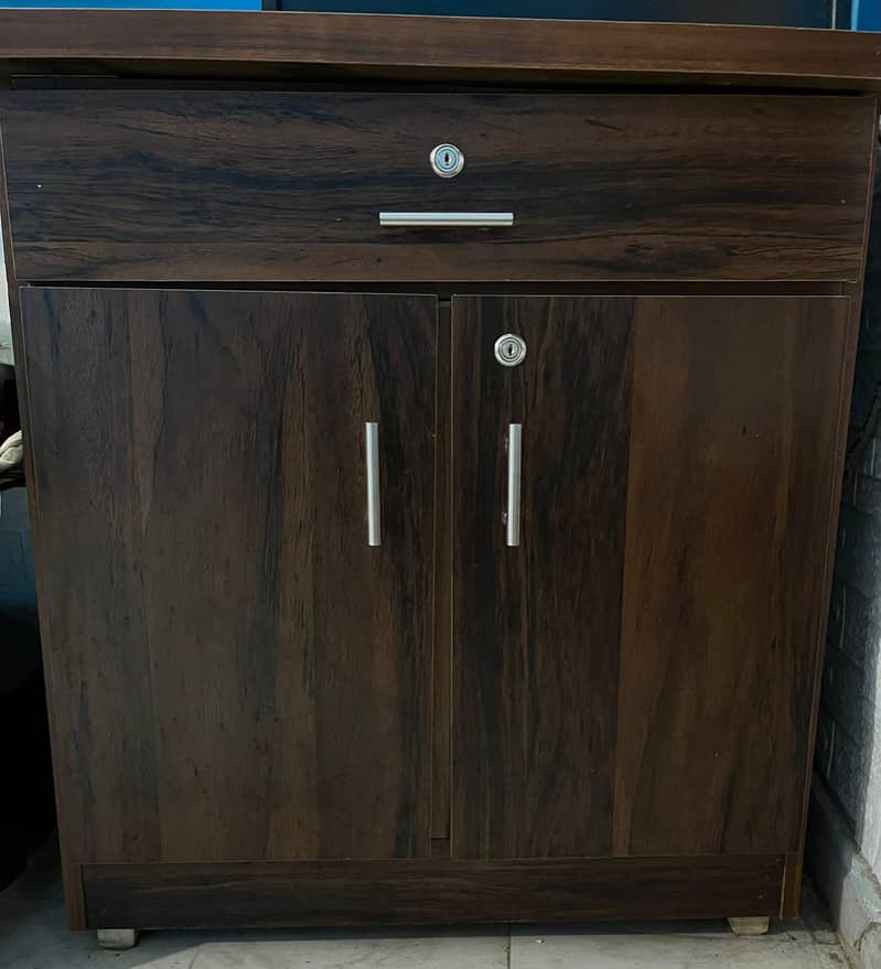 Cabinet 0