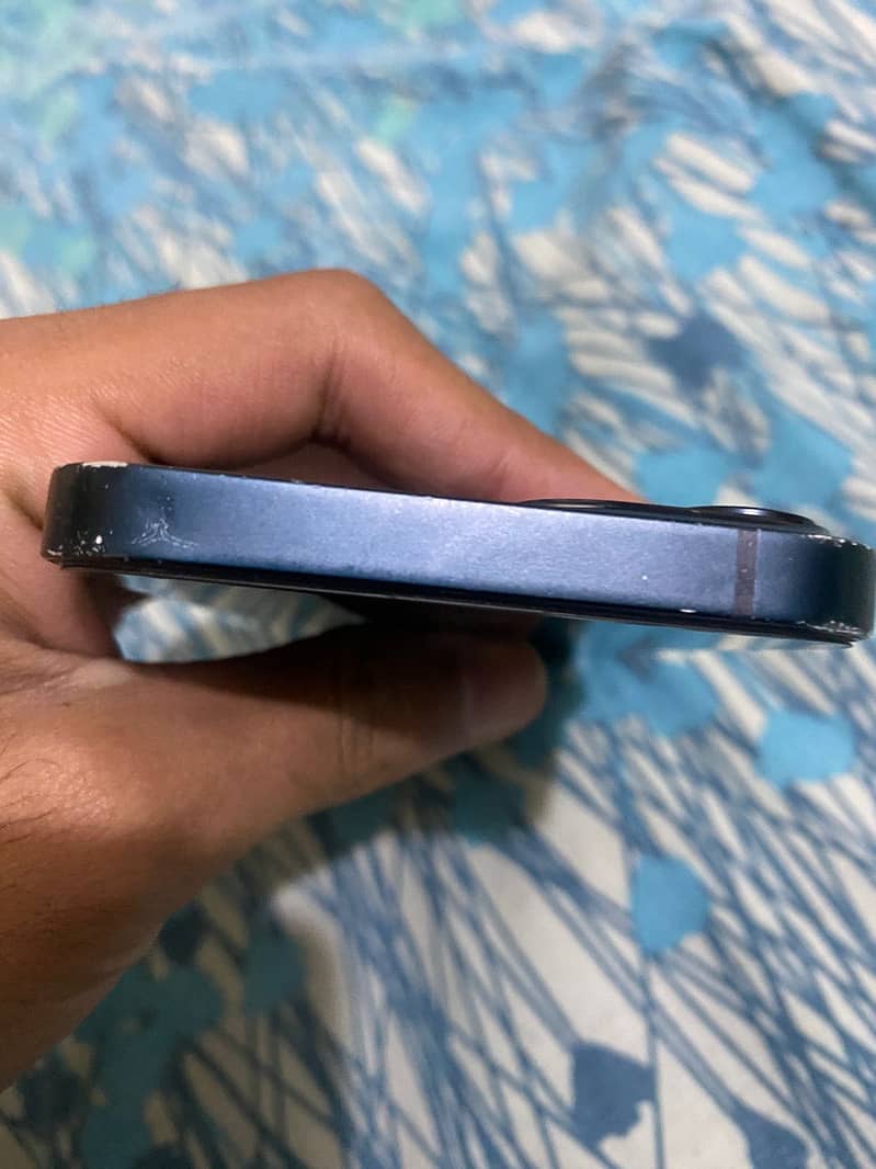 Apple iPhone 13 4