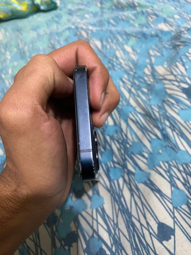 Apple iPhone 13 5