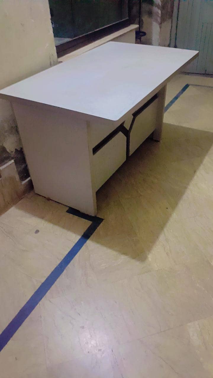 OFFICE TABLE 0